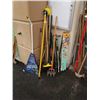 Image 1 : BUNDLE OF GARDEN TOOLS