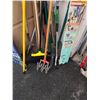 Image 2 : BUNDLE OF GARDEN TOOLS