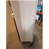 Image 8 : WHITE SHELVING UNIT WITH GLASS SHELVES