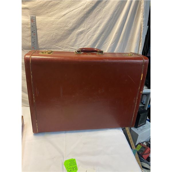 Areopack by McBrine vintage suit case one clasp missing