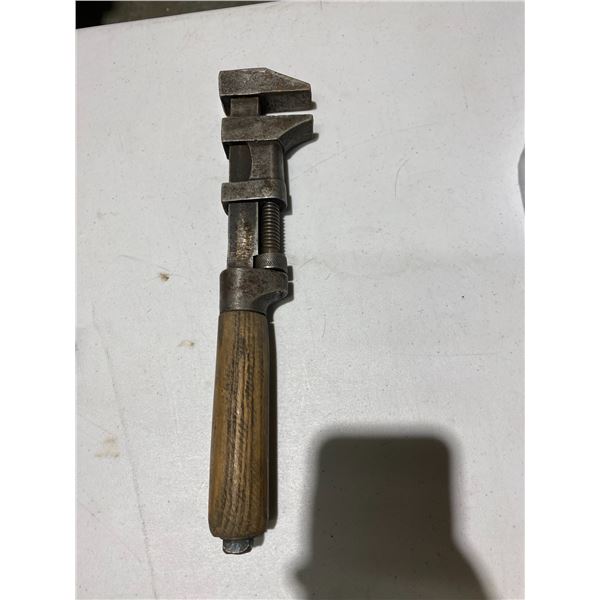 Medium wrench