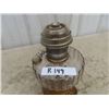 Image 5 : Vintage Aladdin Amber Base / Clear Tank Oil Lamp with Chimney