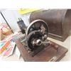 Image 4 : Old Crank Portable Sewing Machine Seamatress + Sewing Accessories 