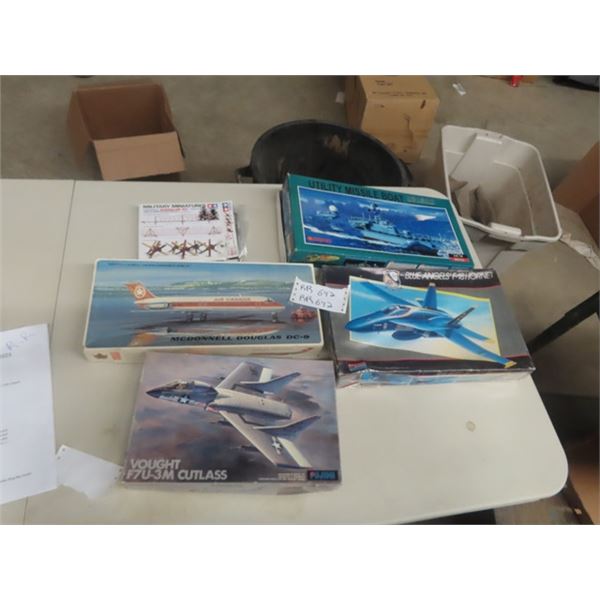 180 Scale 4 Airplane Models ; 1/100 Scale McDonelle, 1/72 Scale Vought, 1/180 ...