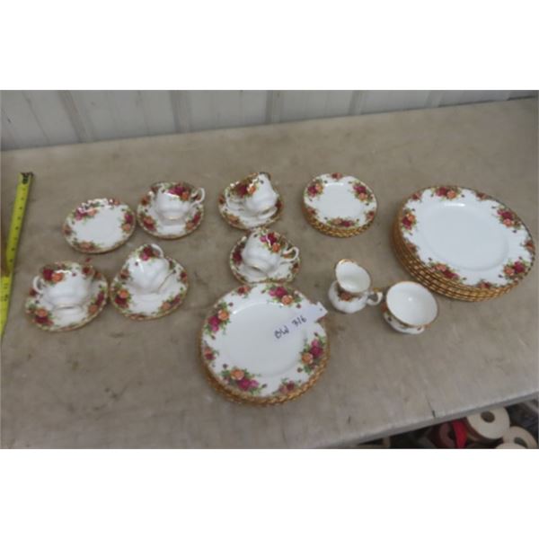 Set of Royal Albert China 31 Pieces Old Country Rose 