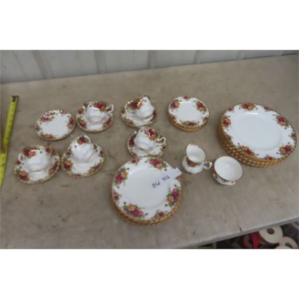 Set of Royal Albert China 31 Pieces Old Country Rose 