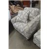 Image 2 : 2 Living Room Chairs in Nice Condition