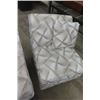 Image 4 : 2 Living Room Chairs in Nice Condition