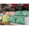 Image 1 : 6 Cushions - Seems New 