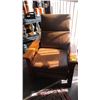 Image 2 : AMISH MADE LEATHER & OAK RECLINER