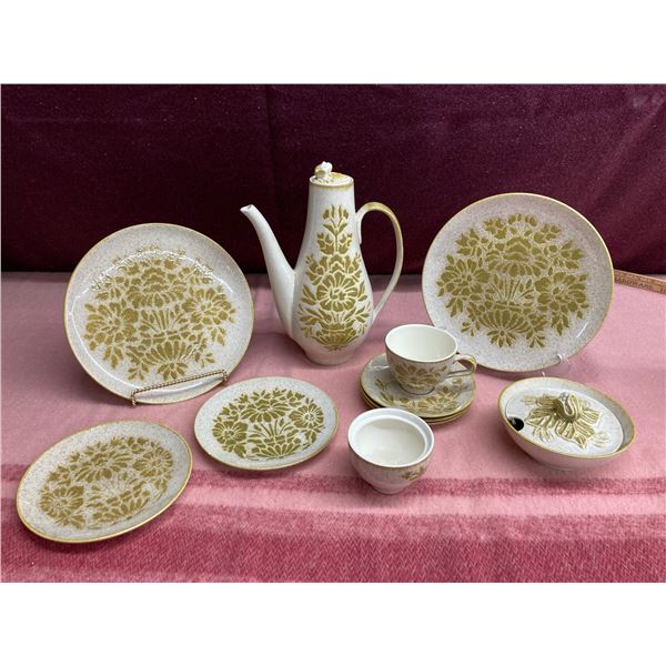 RED WING POTTERY DINNERWARE - DAMASK PATTERN SET