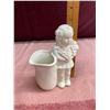 Image 8 : RED WING POTTERY GIRL WITH FLOWERS VASE