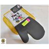 Image 1 : NEW MICKEY MOUSE OVEN MITT AND