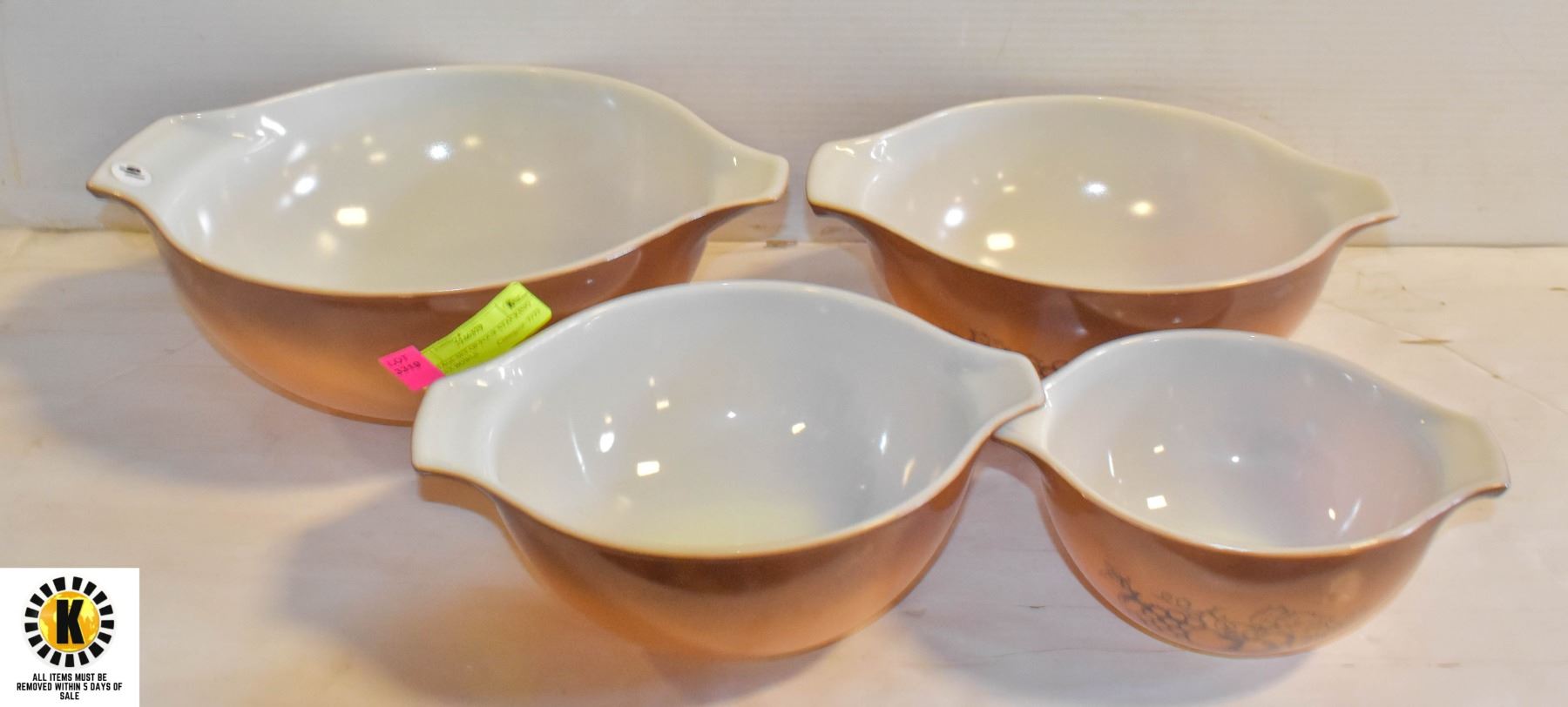 VINTAGE SET OF FOUR STACKING PYREX BOWLS