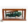 Image 1 : FRANKLIN MINT 1946 CHEVROLET SUBURBAN W/CASE &