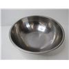 Image 5 : (2) Large Stainless Steel Mixing Bowls