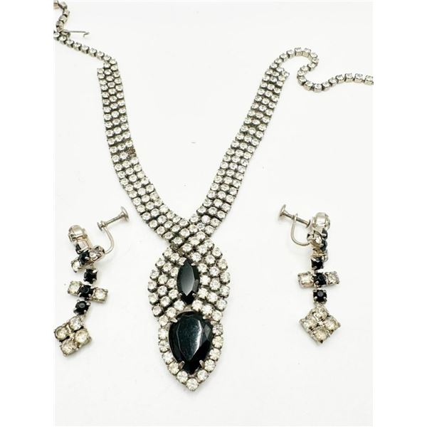 BLACK STONE PENDANT NECKLACE