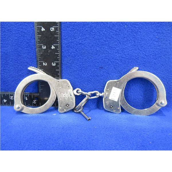 Smith & Wesson Handcuffs M-100P with Key