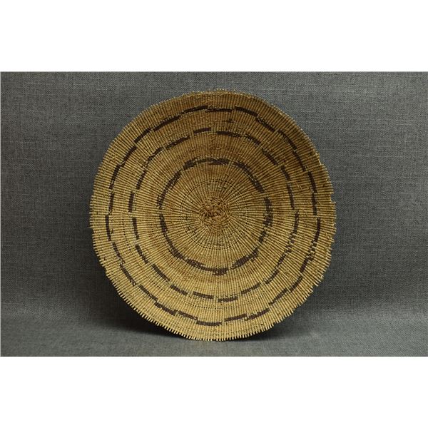 BAMTUSH POMO INDIAN BASKETRY TRAY