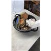 Image 2 : LOT OF VINTAGE COLLECTIBLES AND MORE
