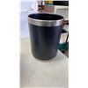 Image 2 : 4 WASTE BINS