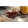 Image 2 : RED VICE AND PORTABLE AIR TANK
