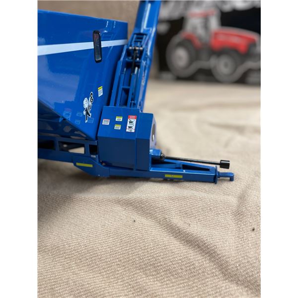 1:16 SCALE KINZE 1050 SOFT-TRAC HARVEST COMMANDER GRAIN AUGER