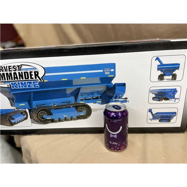1:16 SCALE KINZE 1050 SOFT-TRAC HARVEST COMMANDER GRAIN AUGER
