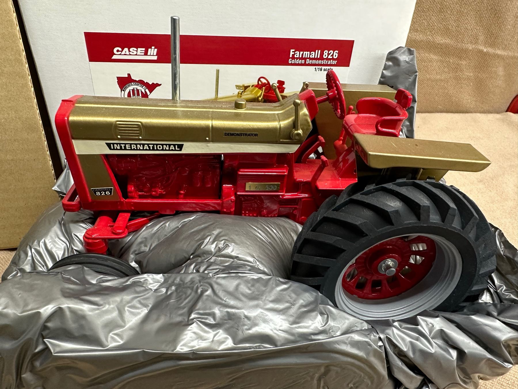 1:16 SCALE INTERNATIONAL FARMALL 826 GOLDEN DEMONSTRATOR MINNESOTA ...
