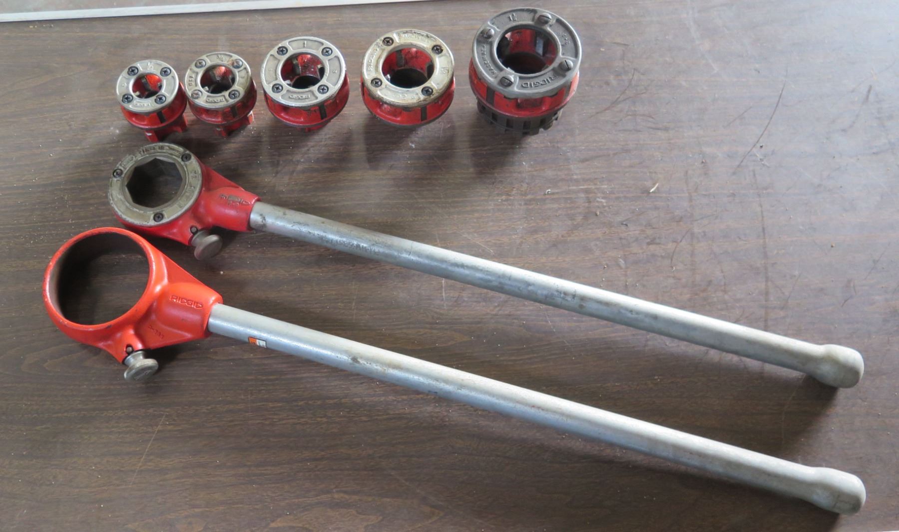 Ridgid Manual Pipe Threader Ratchet & Handle w/ Misc Size Die Heads