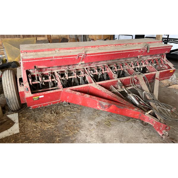 IH MODEL 5100 SEED DRILL - 21 RUN W/ GRASS