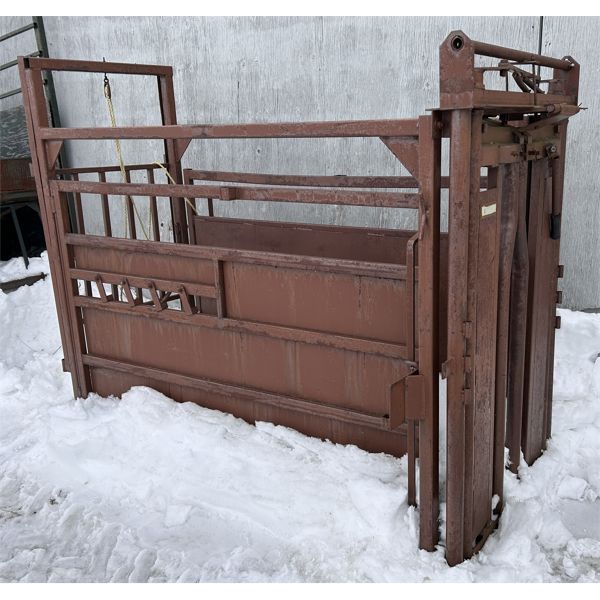 CATTLE SQUEEZE W/ PALPATATION TABLE - MARTIN WELDING MFG