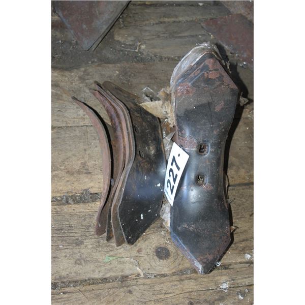 Approx. 11- Beavertail spikes