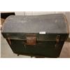 Image 1 : A Charming Vintage Trunk