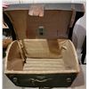 Image 4 : A Charming Vintage Trunk