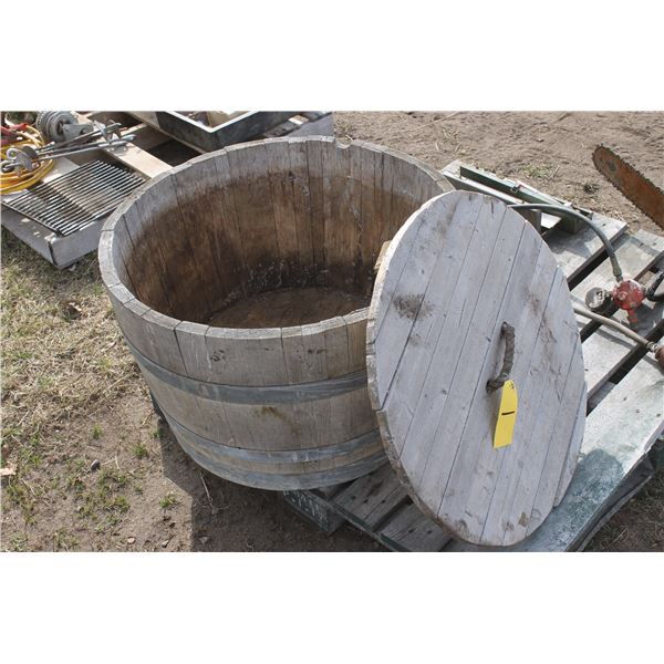 Wooden barrel c/w lid