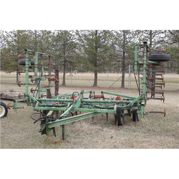 JD 24' 1000 Cultivator c/w Ram and 3 bar tines (PH. Adolph Pasay- 780-942-2153)