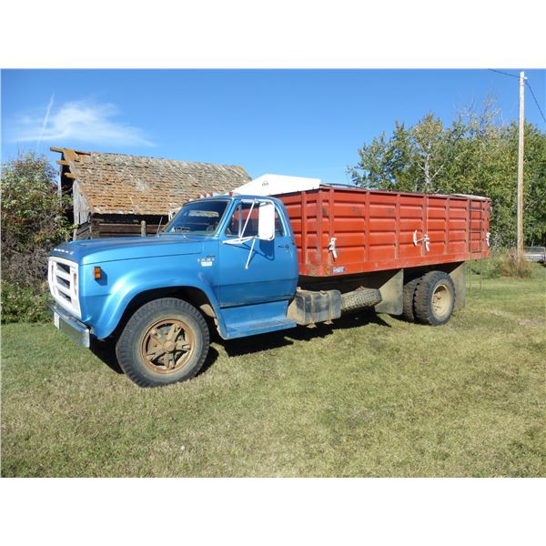 1976 Dodge 800 V8 5&2spd, 16FT x 40" Steel box, wood flooring c/w twin cyl hoist, 9.00x20s, 29,670 M