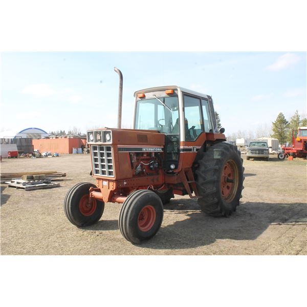 IH 986 Tractor 105 PTO Hp CAHR, 20.8x38's, dual PTO, 3 hyds, after market 3 pt, showing 2569 hrs, us