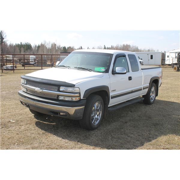 1999 Chev 1500 ext. cab 4x4, V8 Auto, showing 281021 km, mag wheels, power windows, box cover, mag w