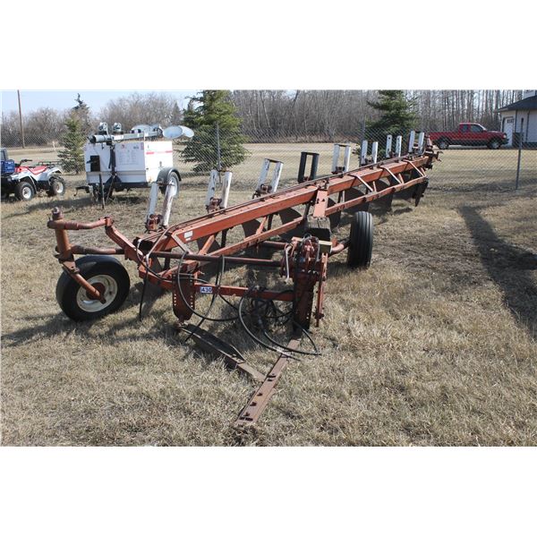 8 Bottom IH 700 plow, 32" plows, 34" spacing