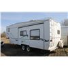Image 10 : 1999 Forest River Sierra 27' 5th wheel trailer, 1- slide, rear kitchen, spacious bathroom, full show