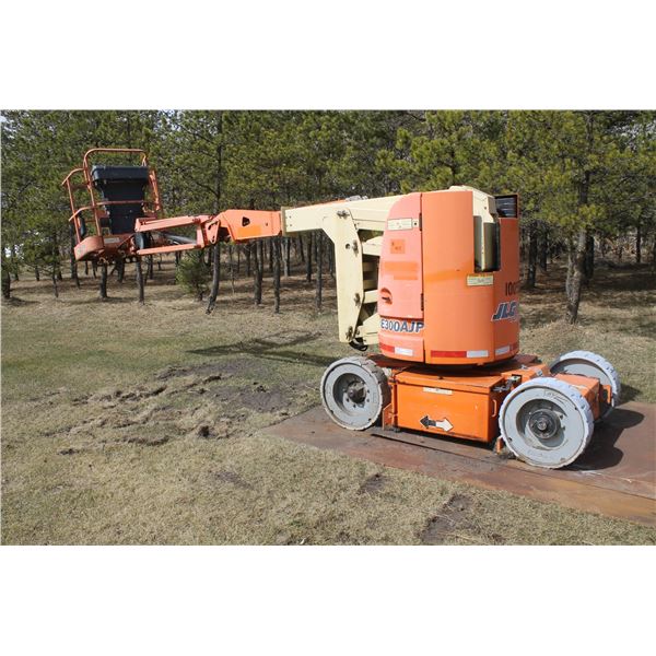 JLG Manlift, model E300 JP, solid tires, #Q300113605, 30-33 boom, needs new batteries, was running w