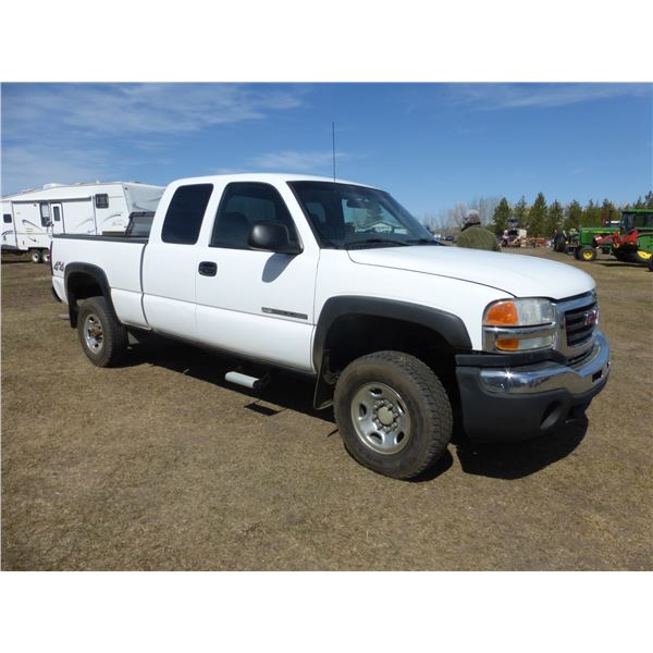 2007 GMC 2500 ext. cab, 4x4 V8 auto, showing 164,164 Km, 5th wheel rails, #1GTHK29U67E117092, runs n