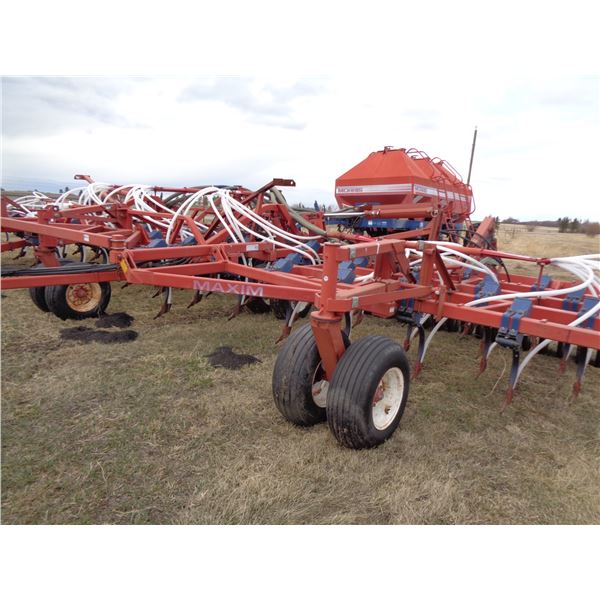 Morris, Approx. 42', Maxim drill, 8" spacing, new air hoses c/w 3 comp 7252 tank (tank SN. 752980252