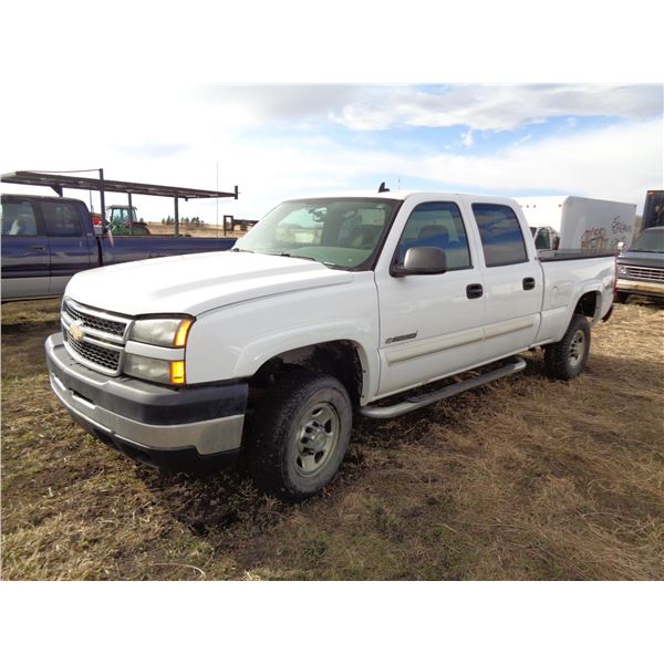 2007 White Chev, 4 door, P/U, 4x4, 143,612km, SN.1GCHK23U27F196859 (PH Terry (780) 907-4064)