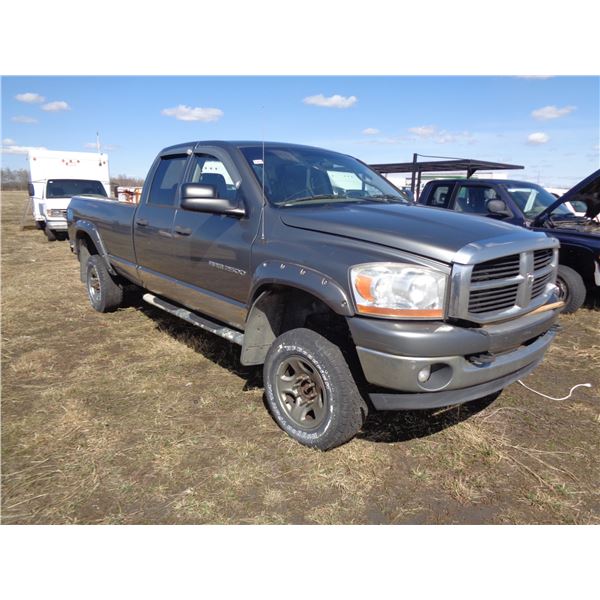 2006 Dodge 2500 crew cab long box, cloth, 5.9L 24 valve, tail gate damage, Km's not visible (No fuse