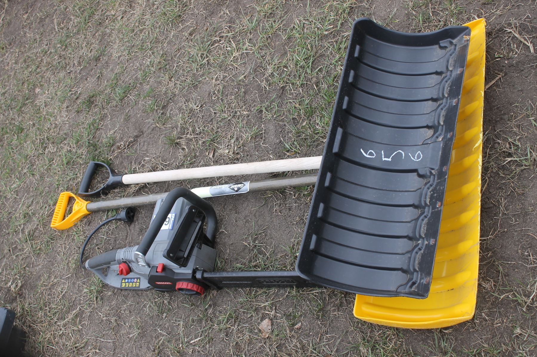 Oregon 16" electric chainsaw +2 snow shovles