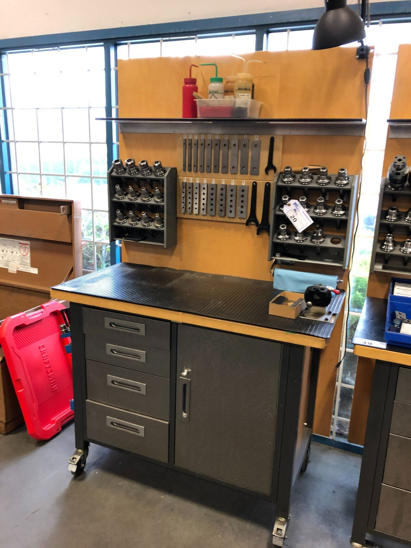 MASTERCRAFT MOBILE CHECKER PLATED 4 DRAWER SINGLE DOOR WORK STATION