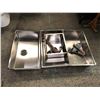 Image 2 : Lot of 4 Industrial Kitchen Grade Sinks Measures 29in W x 17in D & 18in W x 14 1/2in D